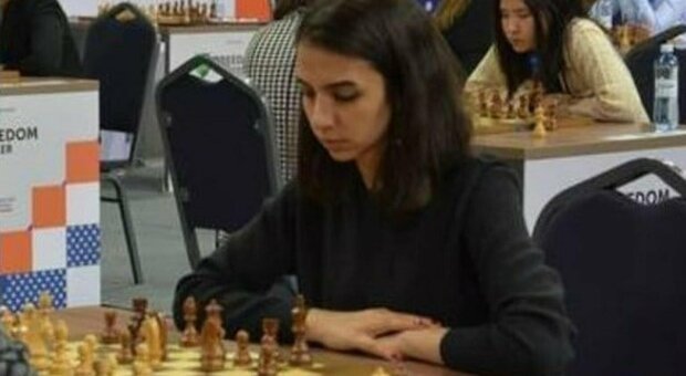 Sara Khadem, la campionessa di scacchi che gioca il mondiale senza velo (foto Iran International)