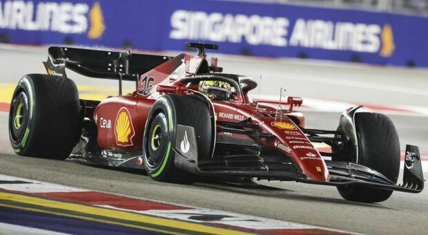Charles Leclerc con la Ferrari a Singapore