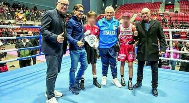 https://statics.cedscdn.it/photos/MED/55/17/8675517_23122002_lorenzo_berlusconi_ring_boxe_vittoria.jpg