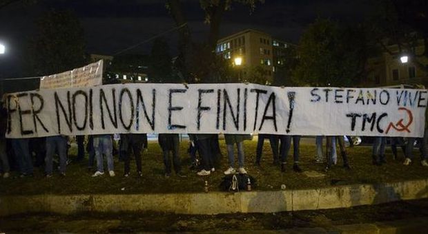 Caso Cucchi, mille fiaccole davanti al Csm: «Non dimenticare i morti di Stato»