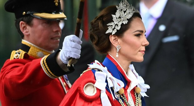 Kate Middleton, gli orecchini di Diana e la collana di Elisabetta: la futura regina e quel look carico di simboli all'incoronazione di Re Carlo