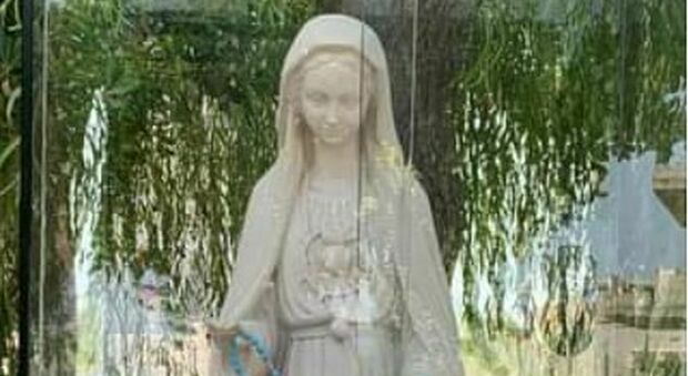 Furto nella notte nei giardini comunali: malviventi rubano statua e rosario benedetto della Madonna di Medjugorie. La denuncia