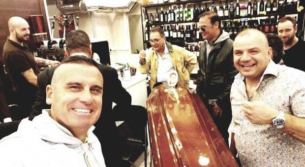 Napoli, un selfie col morto portato nel suo bar preferito: una foto scatena il web