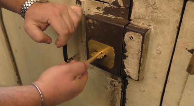 Napoli, 400 frigoriferi nel carcere di Poggioreale: «Ma dove sono i soldi per rimodernare?»