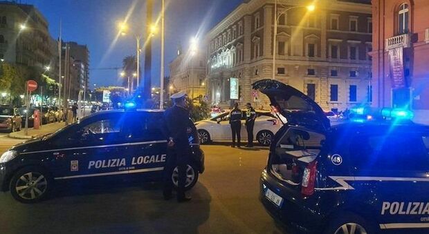 Baby gang prende a calci e pugni una 13enne in centro a Bari: «L'hanno trascinata per i capelli e ha perso un dente»