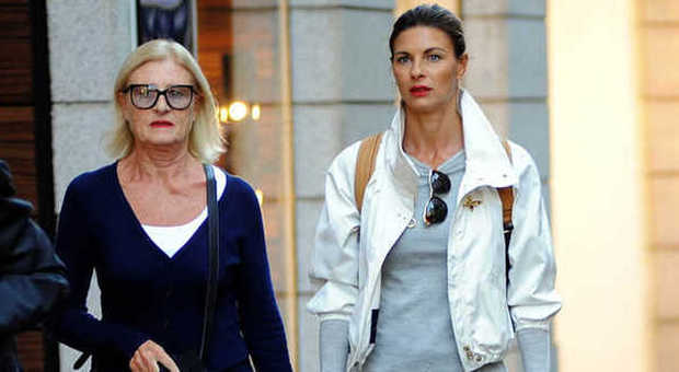 Martina Colombari e la mamma Delfina: stesso look per lo shopping in centro