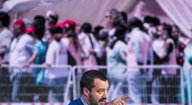 Migranti, continua il pugno duro: barcone verso la Sicilia, Salvini dice no