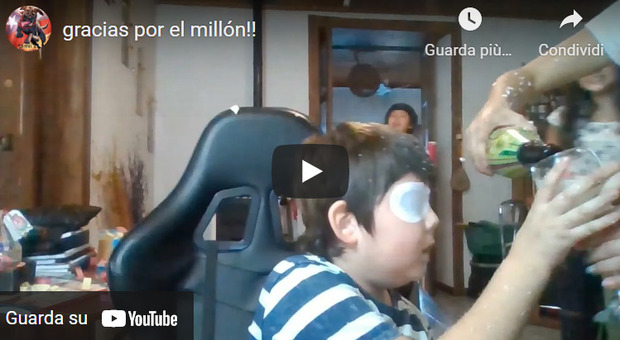 Bimbo disabile sogna di diventare un famoso youtuber, la sua storia commuove il Web e in poco tempo raggiunge milioni di seguaci