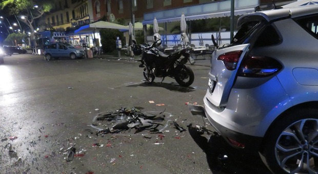 Incidente sul lungomare di Napoli, morto ventiduenne in moto: grave l'amico con lui