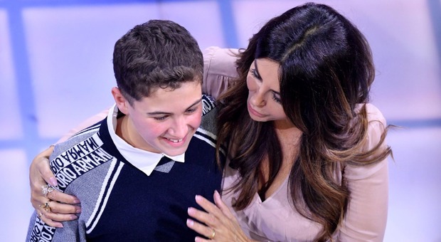 Sabrina Ferilli a Sanremo 2022, l'abbraccio con Josè, il figlio di Amadeus: l'invidia dei fan : «Vorrei essere lui»