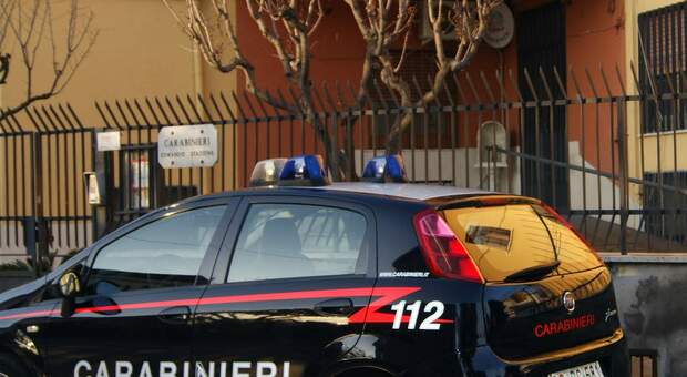 Scene di panico ad Avella, 40enne insegue i passanti con una pistola