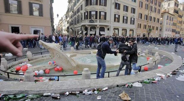 Ultrà olandesi assaltano Roma, scontri in centro: 6 arresti