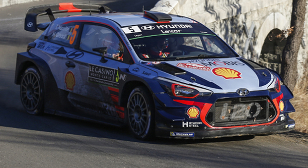 La Hyundai i20 di Neuville tra i tornanti del rally di Montecarlo