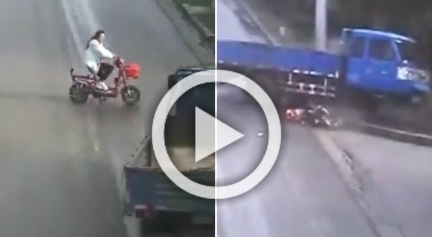 Svolta pericolosa con lo scooter, la donna viene travolta da un furgone: le immagini choc