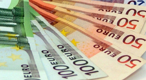 Lecce, coppia di turisti trova 1000 euro e li restituisce