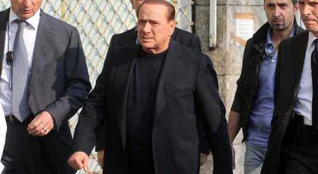 Berlusconi alla Sacra Famiglia di Cesano Boscone dopo il colloquio con l'assistente sociale