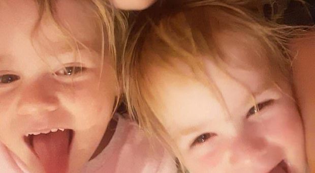 Incendio in casa, morte due gemelline di 3 anni: «Erano sole e chiuse dentro»
