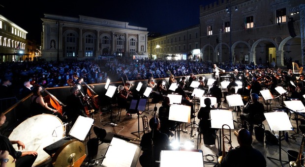 L ultimo concerto del Rof 2021 in piazza del Popolo a Pesaro