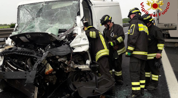 Incidente A4, tamponamento tra furgone e tir: un ferito grave