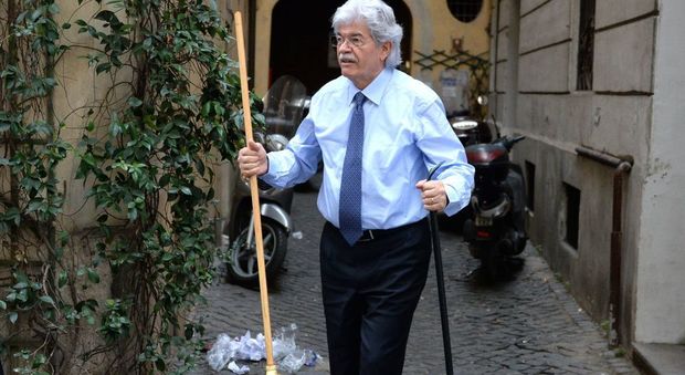 Razzi, il (quasi) candidato sindaco è già al lavoro: «Intanto pulisco la strada»