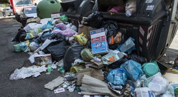 Roma, torna l'emergenza rifiuti. Il Codacons: rischio sanitario