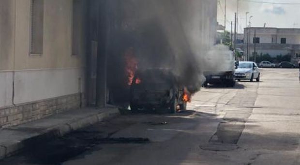 L'auto prende fuoco mentre guida: uomo salvato da un agente