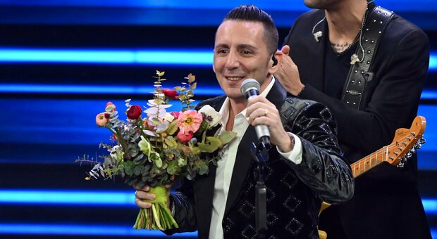 Sanremo, la commozione di Kekko dei Modà: «Amadeus, volevo ringraziarti per l'opportunità, più come uomo che come artista»