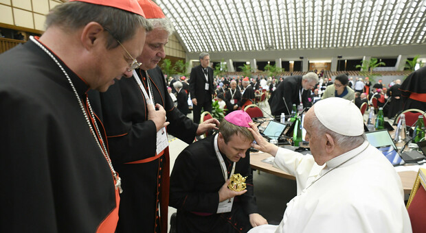 Vaticano, cardinali e vescovi africani in blocco: «No grazie» al documento del Papa sulla benedizione alle coppie gay