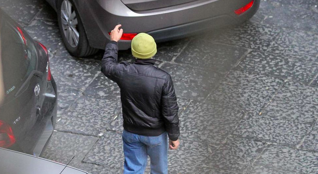 Napoli, parcheggiatore abusivo chiede 80 euro per la sosta in centro: «Se non mi paghi ti spacco la macchina»