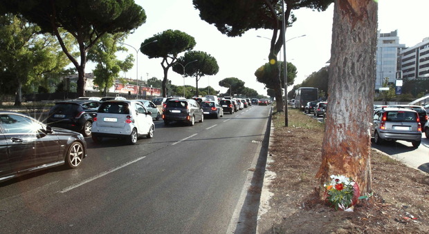 Roma, auto pirata investe uomo sulla Colombo: grave un benzinaio