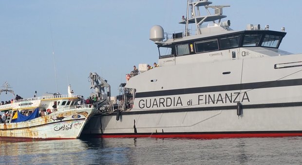 Migranti, 442 su navi Frontex e Gdf. Salvini e Conte: «Distribuirli in Ue o non sbarcano»