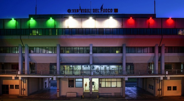 Terni, la caserma dei Vigili del Fuoco si illumina col tricolore