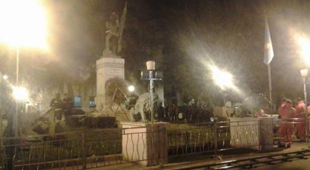 Terrore a Battipaglia: sale sulla statua del Milite Ignoto e minaccia il suicidio
