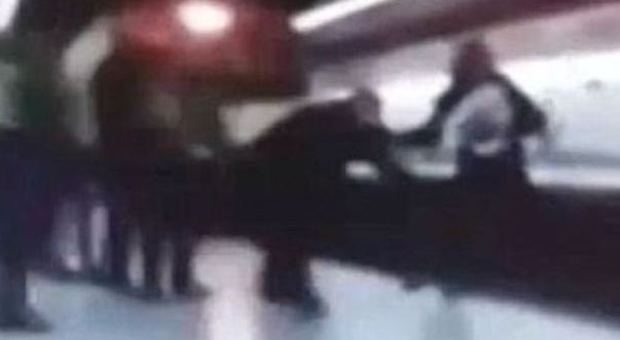 Poliziotto viene spinto sotto la metro e muore sul colpo: le immagini in un video