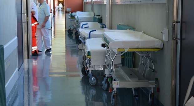 Con la mano schiacciata nel rullo: operaio 28enne finisce in ospedale