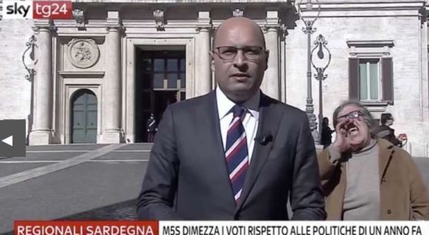 Giornalista Sky in diretta da Montecitorio, irrompe una signora: «Maledetti!»