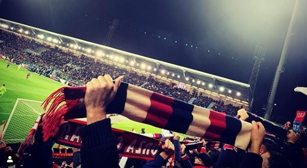 Tifoso del Cagliari morto d'infarto allo stadio, vergognosi cori degli ultrà viola: «Devi morire»