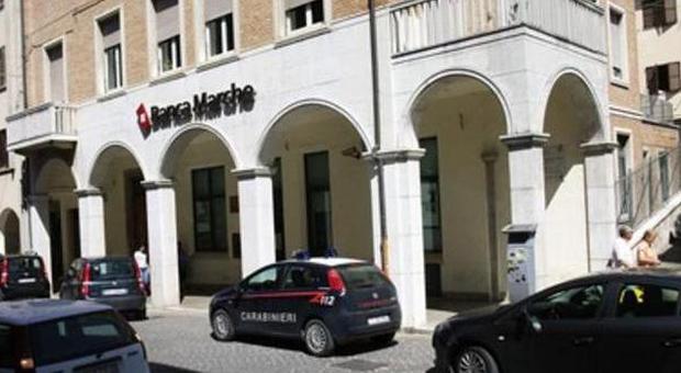 Due banditi armati di taglierino rapinano la filiale di Banca Marche
