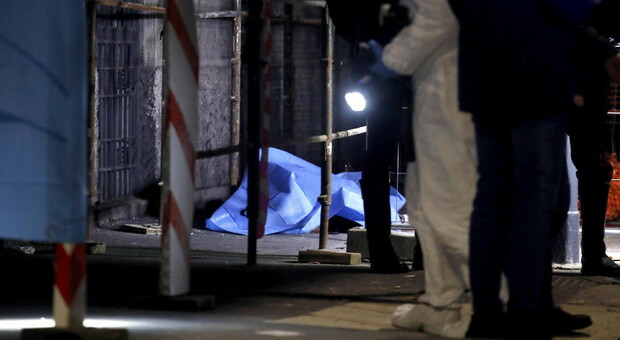 Milano, uomo ucciso in strada con un profondo taglio alla gola. «L'omicidio durante una rapina»