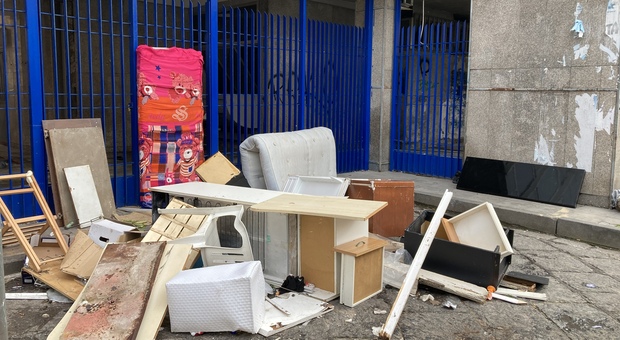 Napoli Est, anche con le videocamere sversano rifiuti davanti la sede municipale