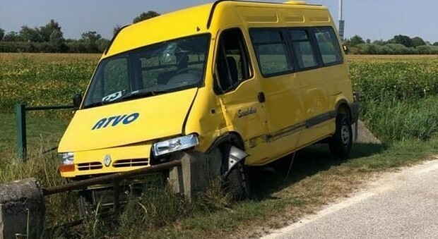 Scuolabus speronato dal camion rifiuti: autista ferito, spavento per l'unico bambino a bordo