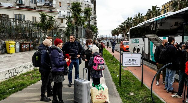 Ucraina, pullman di profughi arriva a Napoli: «Abbiamo visto l'inferno»