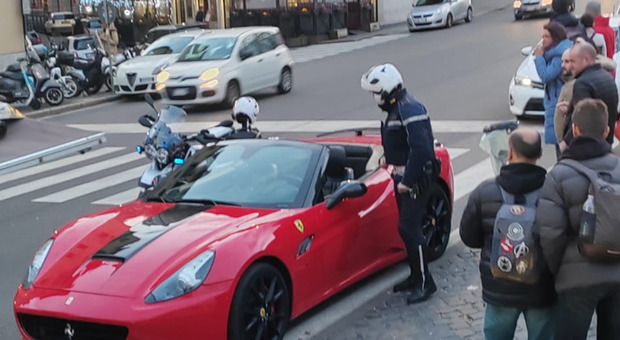 Vendeva giri in Ferrari ai turisti nel centro di Roma, blitz della municipale e maxi multa FOTO