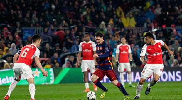 Leo Messi in azione contro la difesa dell'Arsenal al Camp Nou