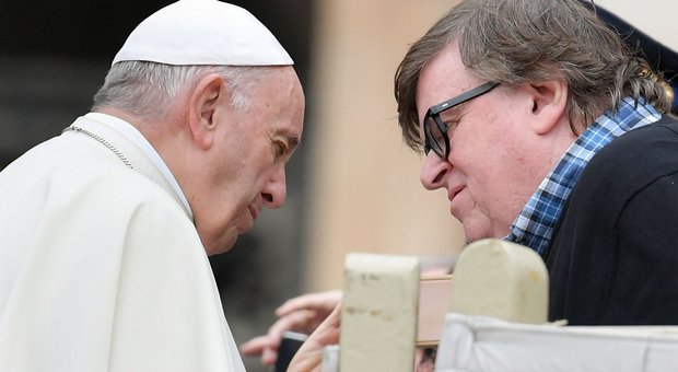 Papa Francesco a San Pietro saluta Moore, il regista Usa più anti-trumpiano