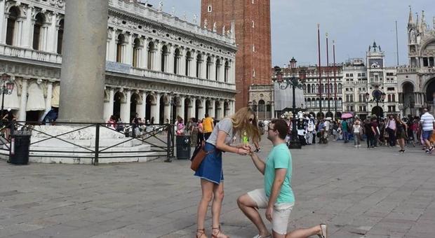 Si mette in ginocchio... proposta di matrimonio in piazza San Marco Foto