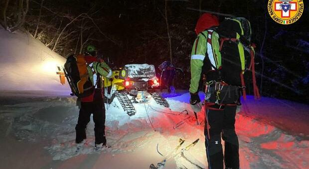 Escursionista di 28 anni bloccato nel bivacco dalla nevicata: salvataggio nella notte