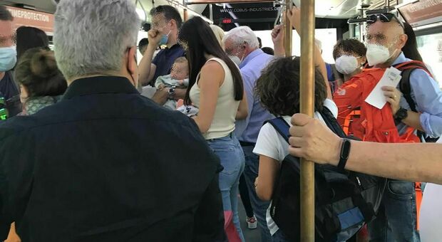 Linate, denuncia dei passeggeri: «50 persone stipate nel bus verso l'aereo». Cresce la paura contagio