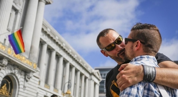 Coppia omosessuale festeggia il sì del Parlamento greco alle unioni di fatto