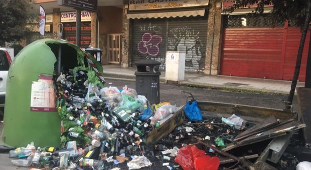 Roma, emergenza rifiuti di Natale Ama diserta la Commissione Ambiente: l'ira dei Cinque Stelle